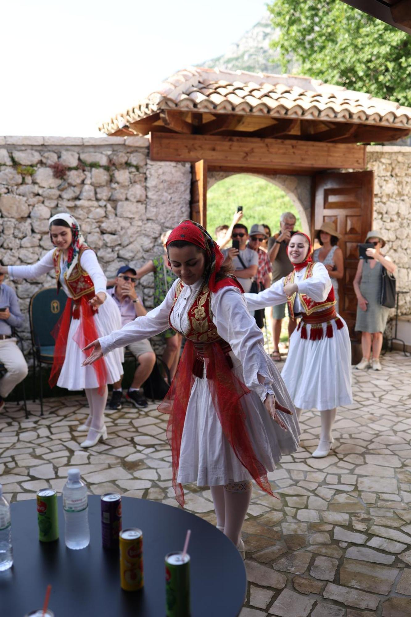 Diffuso , Inside Castle Hotel Krujë